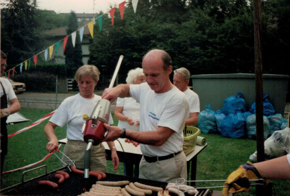 1987 Swim-in - Grillmeister Christa + Kurt Bender, im Hintergrund Mia + Hans Heckert
