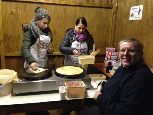 2015 Weihnachtsmarkt - Naomi Zöller, Bettina Klepsch-Bayer, Annette Gäßler (von li.)