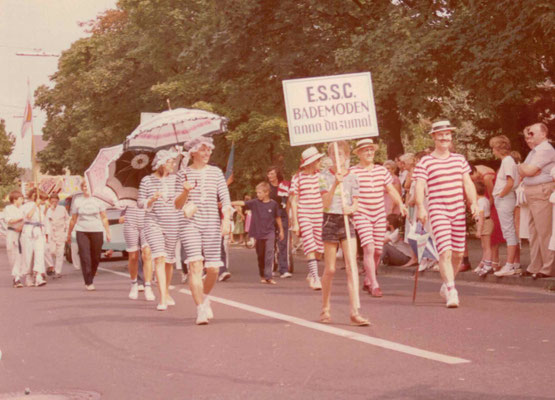 1983 Festumzug 25 Jahre TG Spielmannszug (li. Christa Bender, re. Kurt Bender, 2.v.r. Seppel Wäsch)
