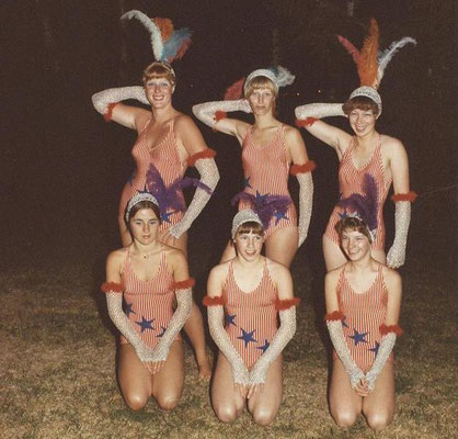 1977 Jubiläums-Abendschwimmfest "Stars & Stripes" - Annette Baloun, Marion Christ, Petra Fuchs, Birgit Reukauf, Ulrike Bender, Johanna Thilenius (von hinten li.)