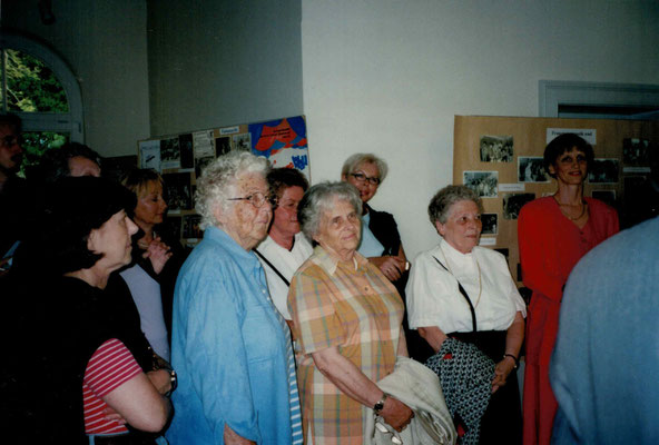 2003 Fotoausstellung - Maxi Butzbach, Ursula Dillmann, Fr. Haider, Gretel Lerch, Lieselotte Swierczek, Marion Polydore (von li.)