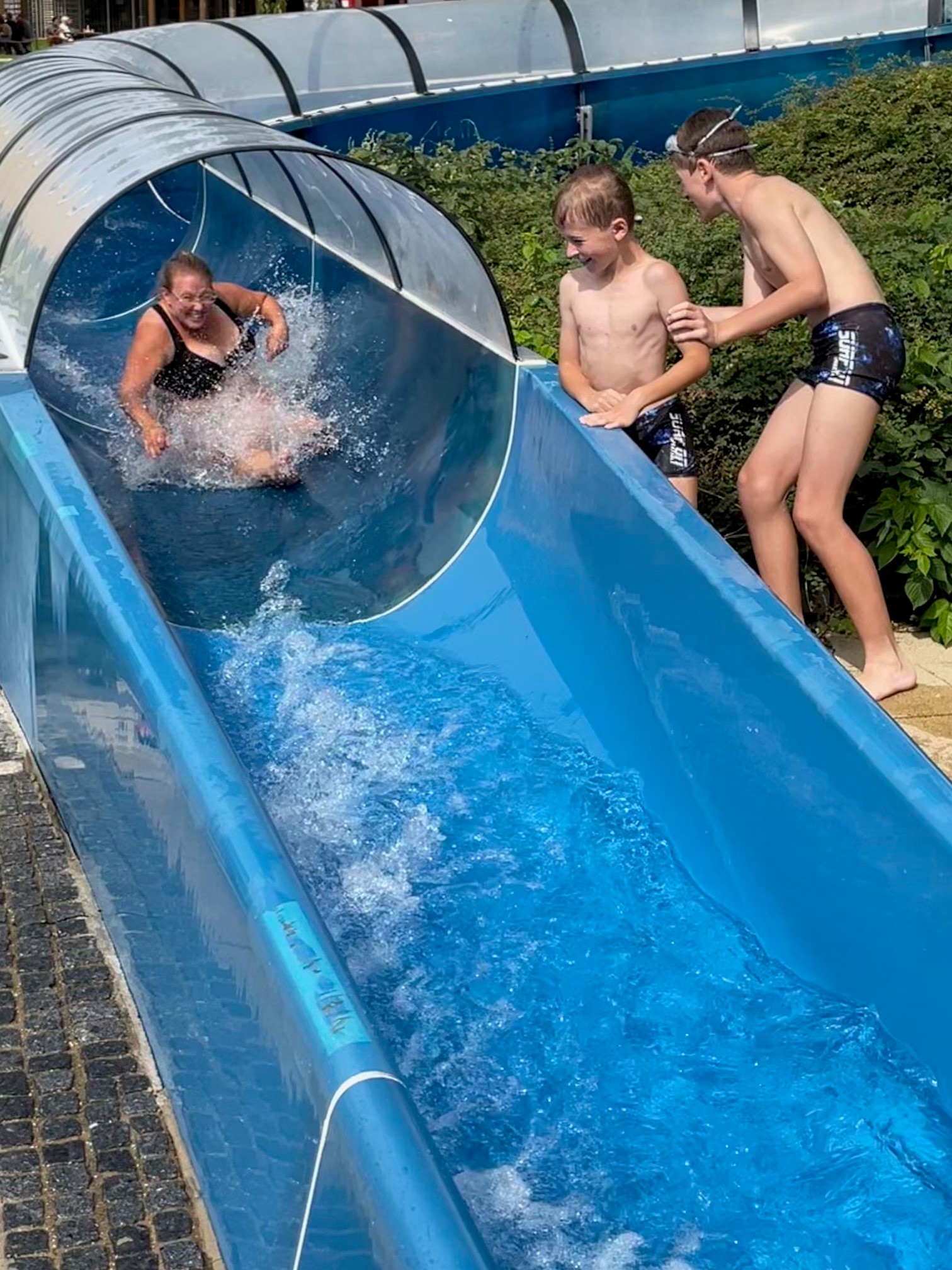 Die Siegerin im Wasserrutschen